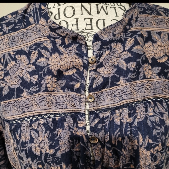 Lucky Brand Women's SZ M peasant top boho navy floral flowy button front - Picture 3 of 11